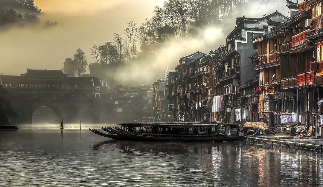 晨雾中的湘西凤凰古城 ©图虫创意