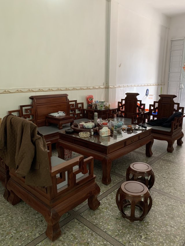 我的大冤种老爹，当年18万8买的红木沙发