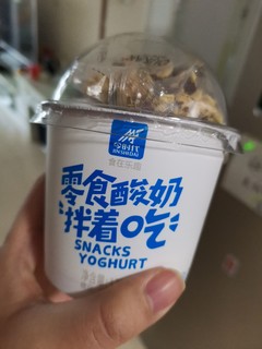 零食酸奶拌着吃