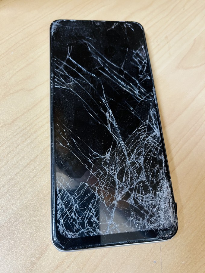 华为手机怎么样 手机摔成了这样的重伤,还有维修价值吗?
