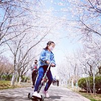 青岛溜娃旅游拍照 篇十四：骑上我的滑板车，我就是这个公园里最靓的女孩👧童年就要酷一点。