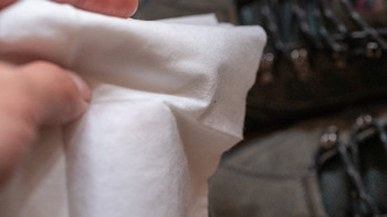 简单易用的擦鞋湿巾，鞋子一擦就干净