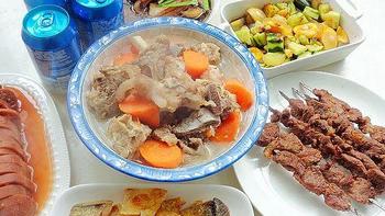 看新疆家庭晚餐，烤肉炖肉凉菜齐全，就六道菜，花了三百多元