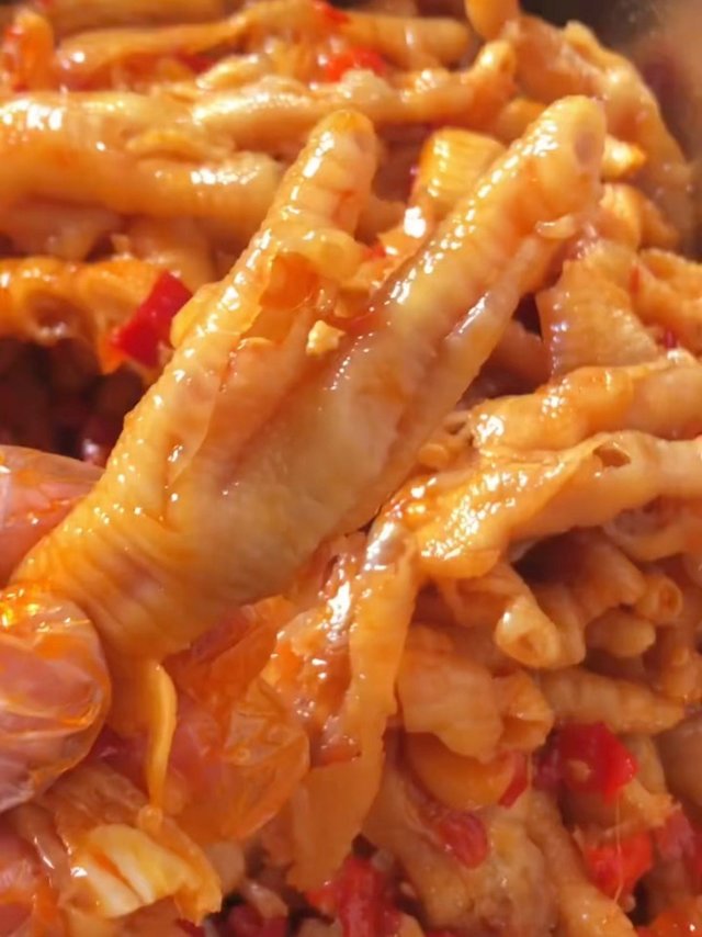 交出你们最爱吃的酸辣无骨鸡爪