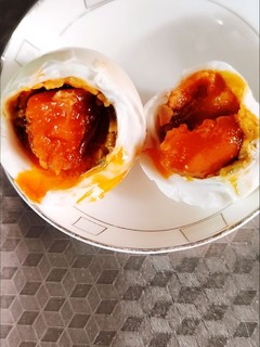 高邮咸鸭蛋，油很多，蛋黄沙沙的好下饭