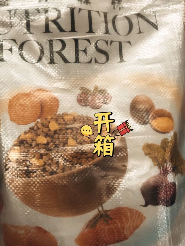 加了蛋黄和小鱼干的猫粮