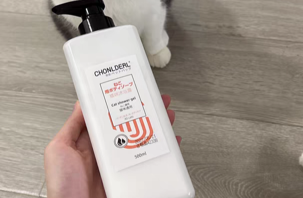 小猫洗澡也选专用的浴液