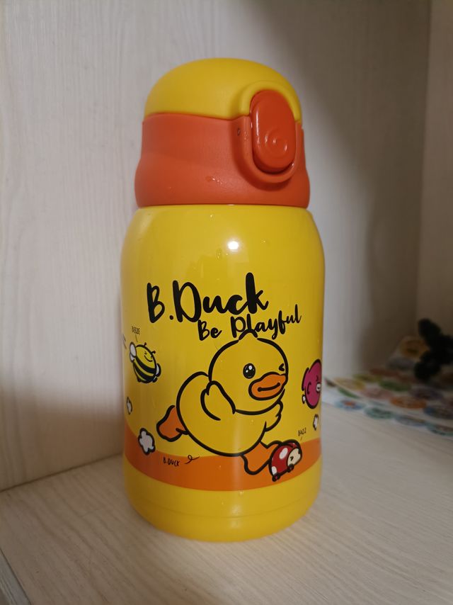 好看的鸭鸭水杯，让孩子整天抱着水杯喝水