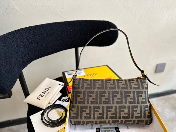 Fendi/芬迪 经典老花布料法棍包