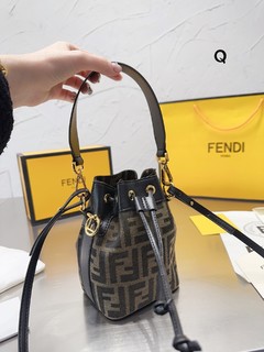 Fendi 芬迪复古老花F编织水桶包