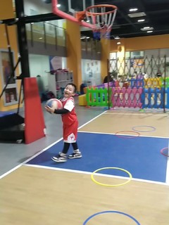 孩子练习篮球，需要一套紧身衣