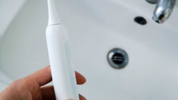 闪亮美齿的秘密武器——电动牙刷和冲牙器