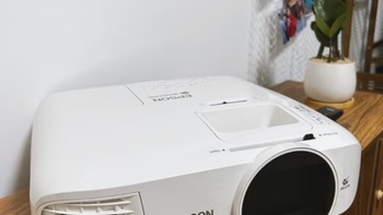 爱普生（EPSON）CH-TW5700TX投影仪 3LCD智能家庭影院投影机