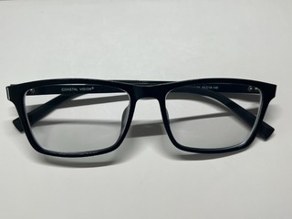 眼镜节配的依视路眼镜，价格超爆低了。