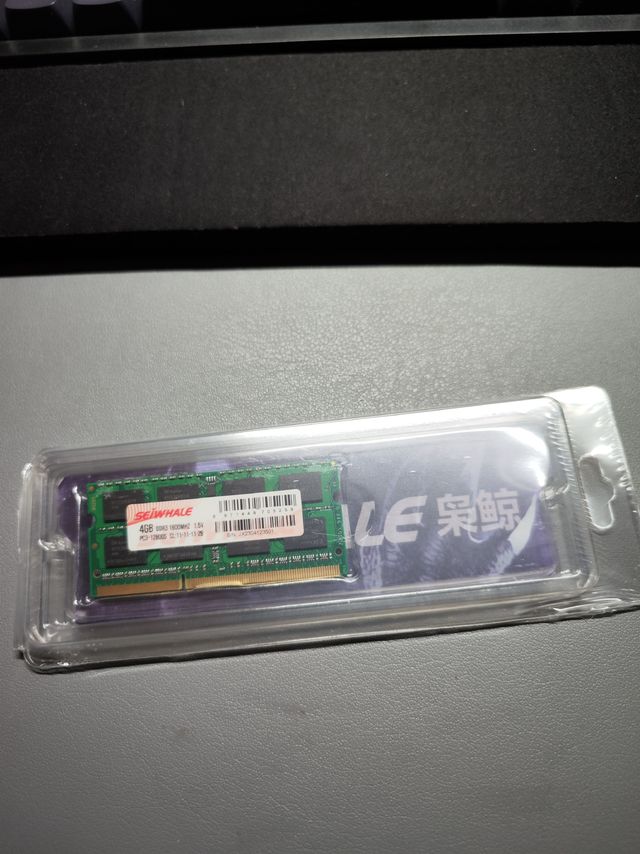 开箱枭鲸家的4GDDR31600笔记本内存条