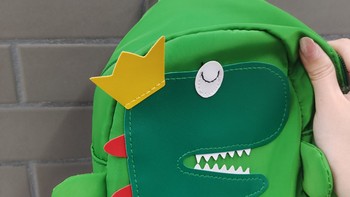 小朋友上幼儿园的第一天：奖励小勇士这个迪士尼的恐龙小背包吧！