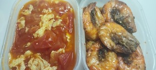 西红柿炒鸡蛋和大虾~很满足
