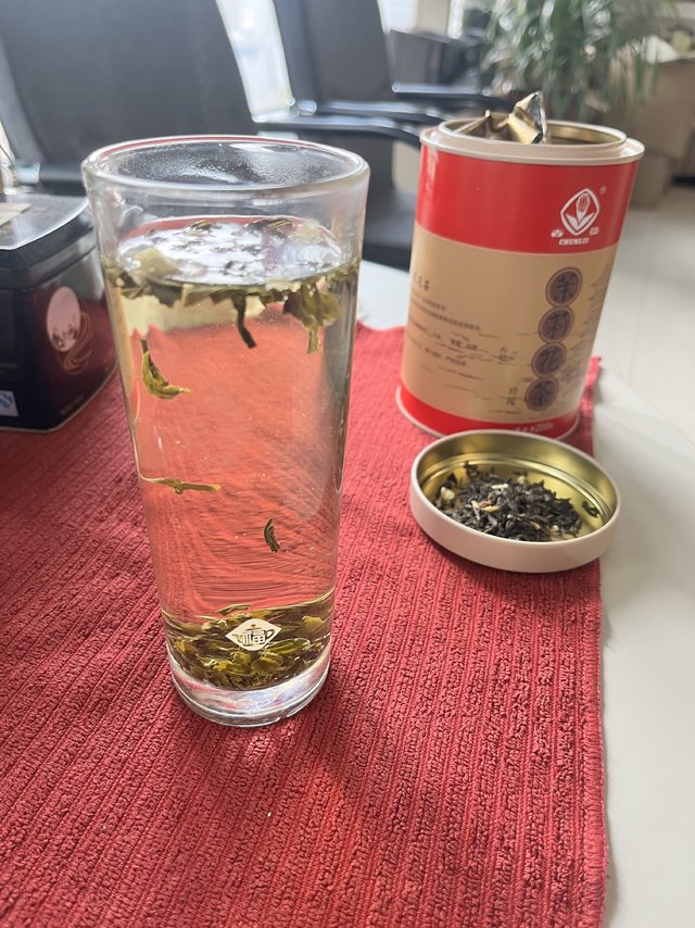 这杯茶，花香浓郁。