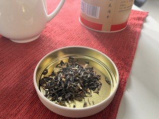 这杯茶，花香浓郁。