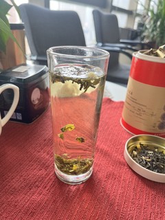 这杯茶，花香浓郁。