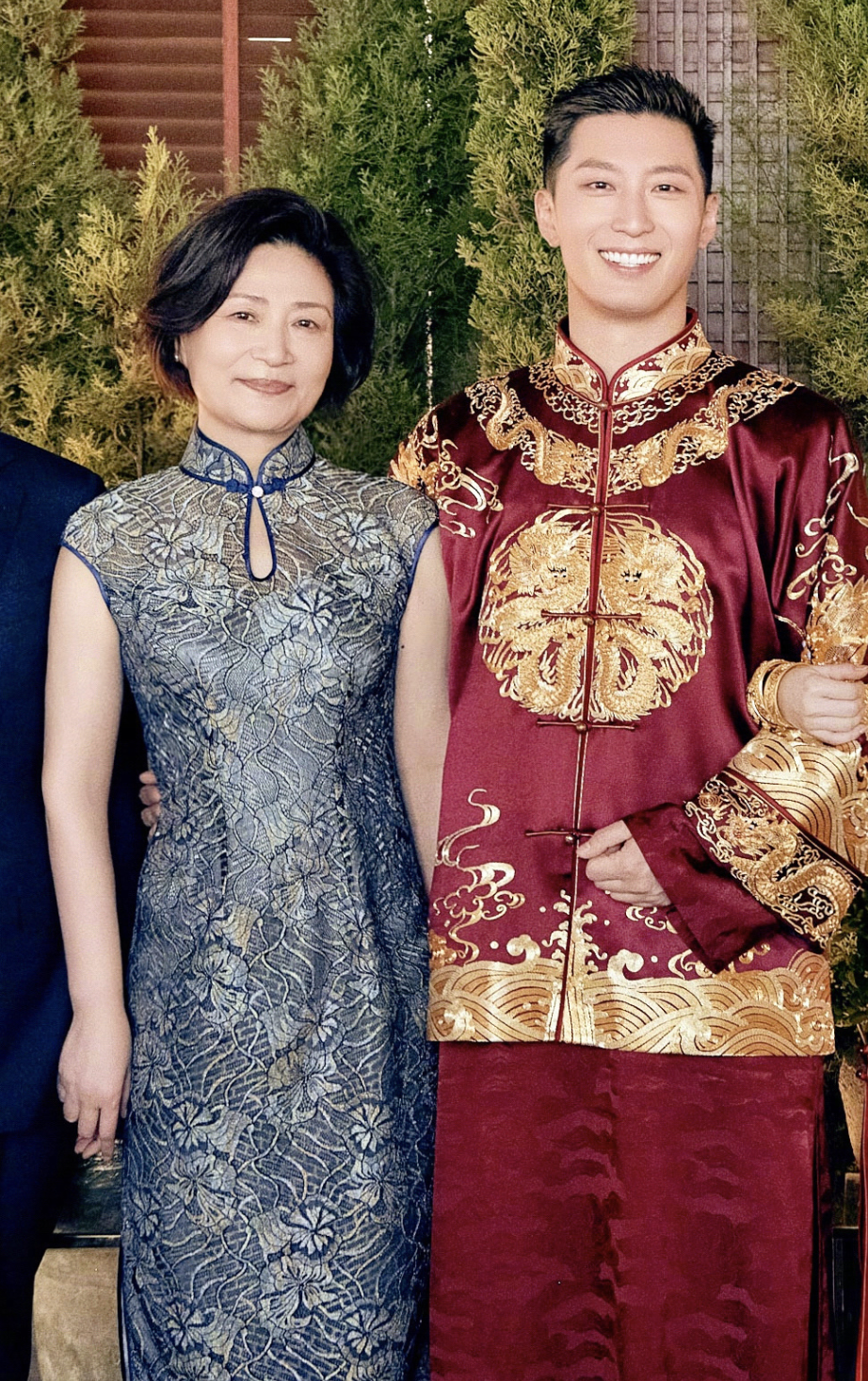这一场世纪婚礼窦骁妈妈盖过了赌王三太，蓝色旗袍优雅又大方，气质神似林青霞