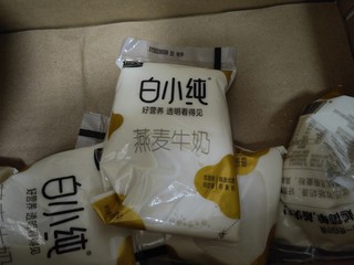 饮品大赏你喜欢喝白小纯牛奶吗？