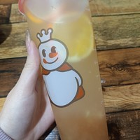 蜜雪冰城的新品果茶饮料。