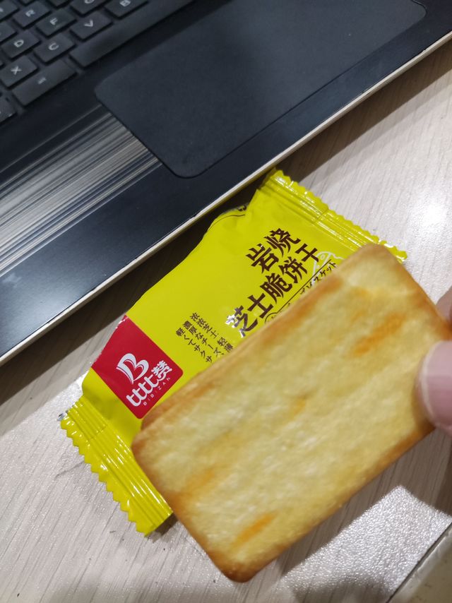 便宜又好吃的比比赞岩烧芝士脆饼干