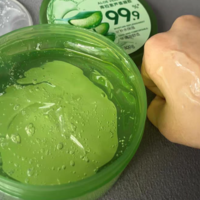 皮肤过敏干燥，可用用芦荟胶来修复