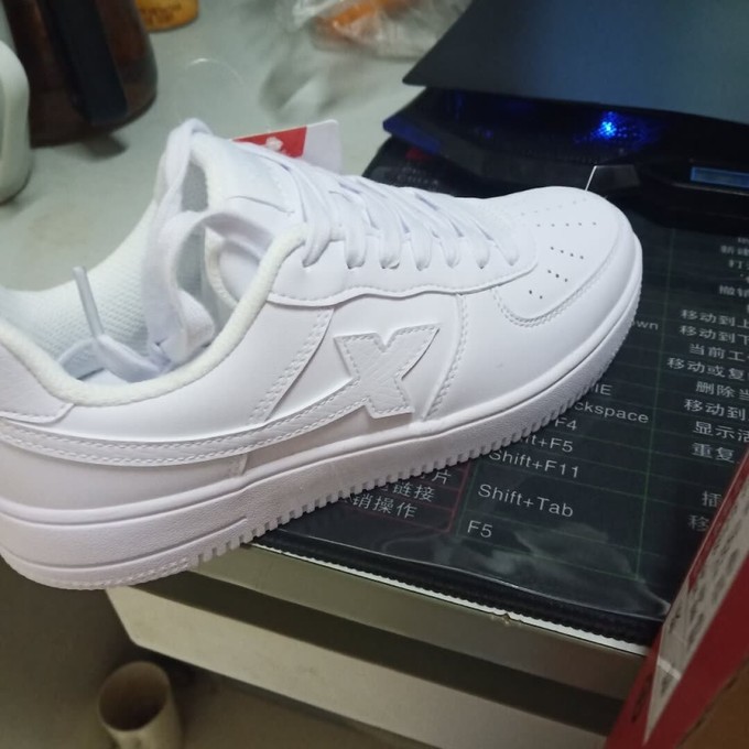 特步运动板鞋