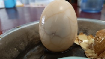 好吃的 篇二百三十八：将大大的鹅蛋和咸鸭蛋煮成茶叶蛋。