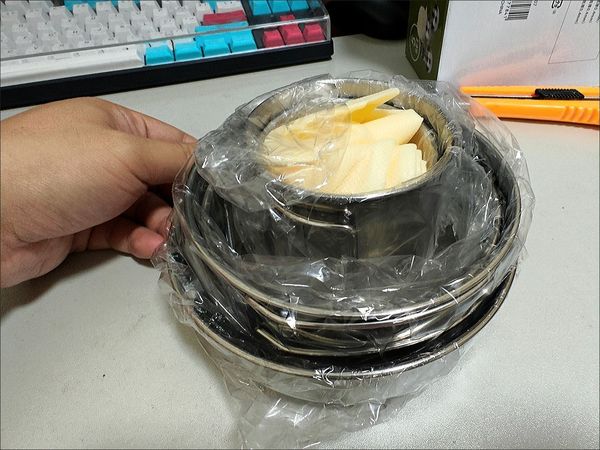 这套铁餐具完全满足了露营家庭需求