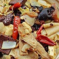 我家晚餐就一个菜，白菜炖血块，网友说太寒酸，家人却说挺好吃