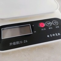 给小孩子买个电子称，喜欢在家里称各种东西，还能够有重量概念