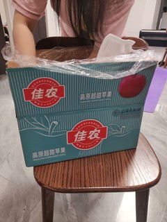 品尝被大家推着很好的苹果