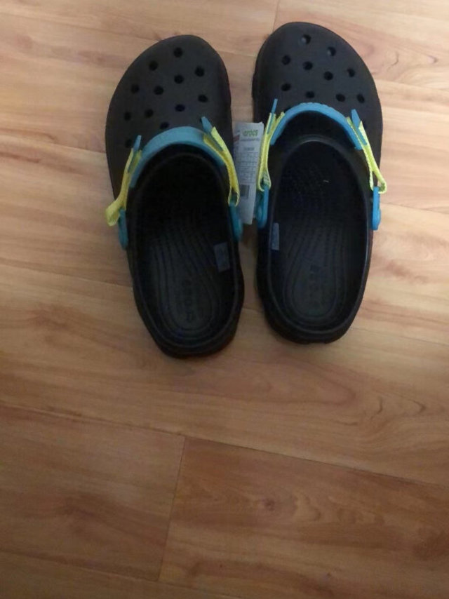 crocs的拖鞋非常舒服，在实体店买过，