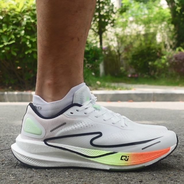 鸿星尔克绝尘2.0 | 价格合理，调教有度——绝尘2.0细节分享+实测体验。