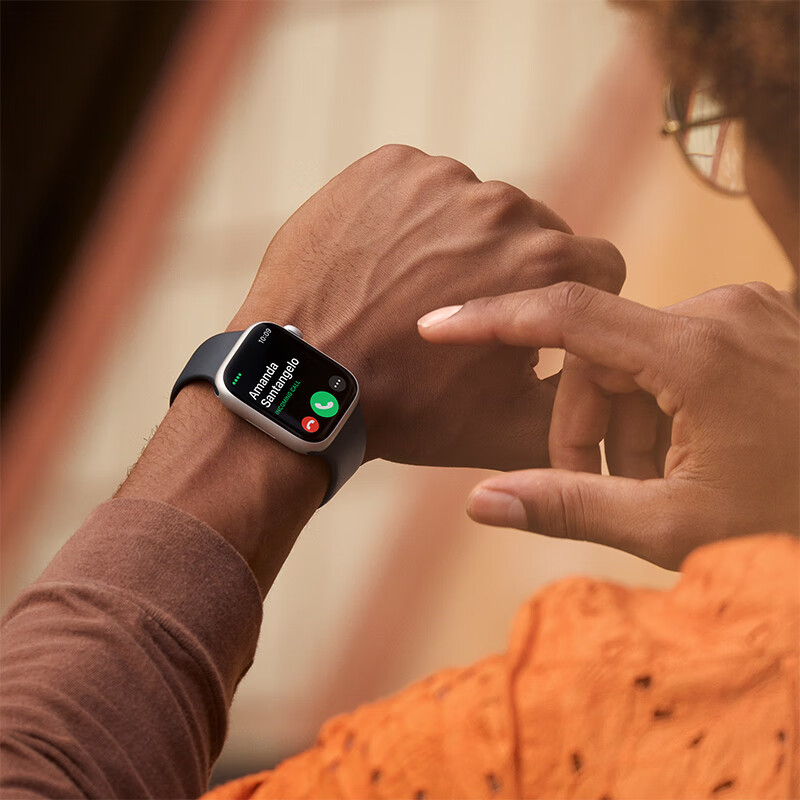 🍎6.18种草-Apple Watch Series 8配备星光色铝金属表壳，运动的时候也可以戴。