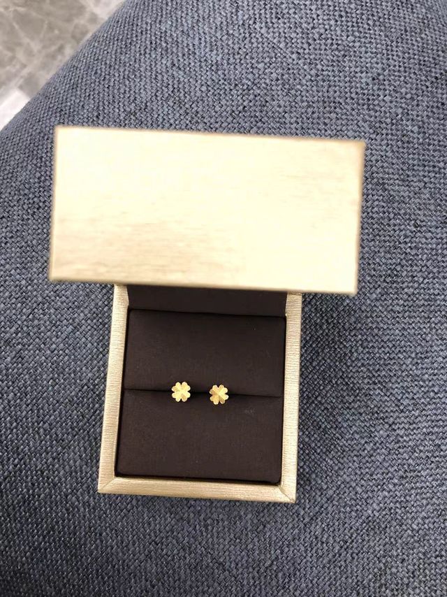 周六福四叶草黄金耳钉女计价足金小金花耳饰