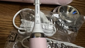 生活用品 篇二：买的飞利浦电动牙刷9系，粉红色的，是不是不适合我，所以它在我这长灰！！！