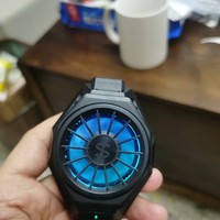 黑鲨的手机散热背夹。