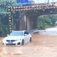 下暴雨路被淹了，千万别一脚油门冲过去，免得肠子悔青都没用 