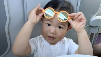 让宝宝戴上墨镜保护眼睛。