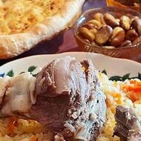看新疆人怎么吃羊肉，不是大块大盘都不好意思上桌，好多人没见过