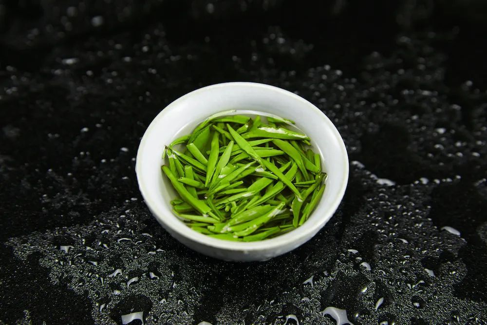 水温可以影响茶叶中各种物质的“释出量” ©摄图网