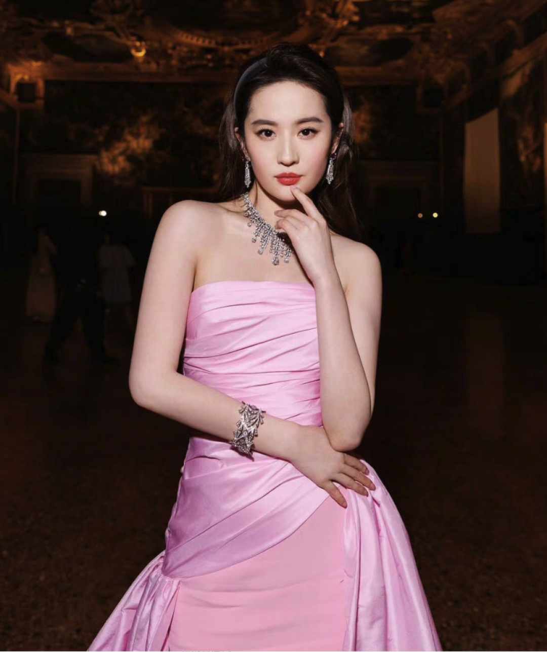 刘亦菲,安妮·海瑟薇,lisa"在逃公主"礼服不输戛纳红毯,快来票选你