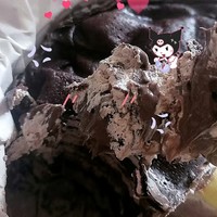 芋泥巧克力双拼千层蛋糕是一款令人垂涎欲滴的甜品，它的口感与外观都让人心生向往。这款蛋糕采用了芋泥