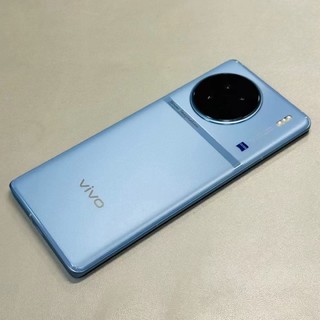 vivo X90 冰蓝 长得也挺好看