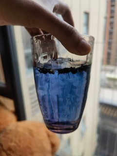这漂亮的蓝色饮品！保健