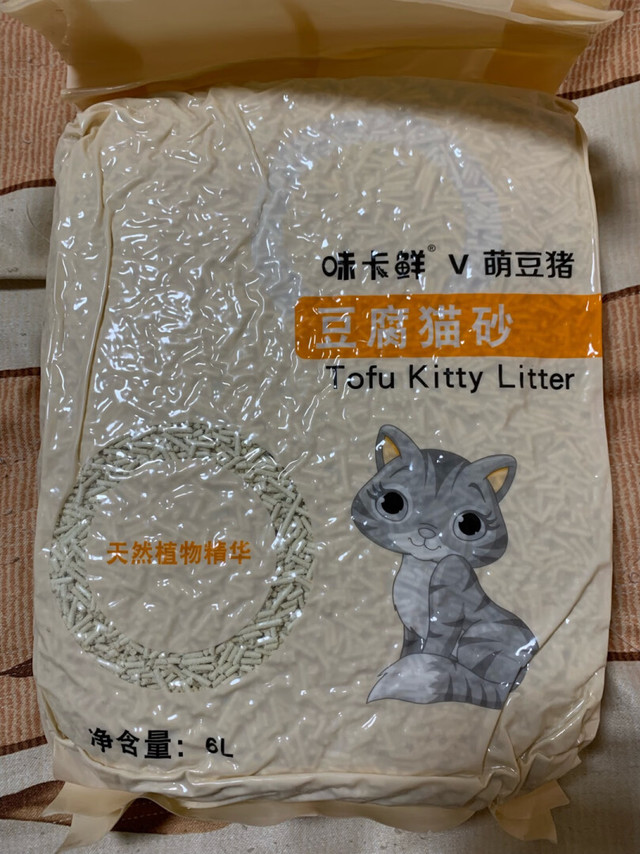 猫砂使用方便，气味清新，结团能力强，粉尘